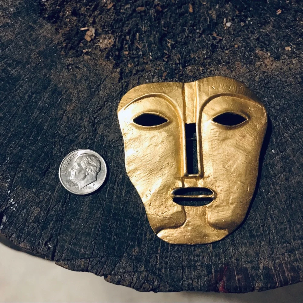 Vintage 70s face mask pin gold tone theatrical